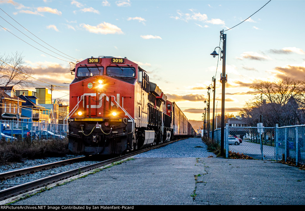 CN 3016 leads 402 at Rimouski station